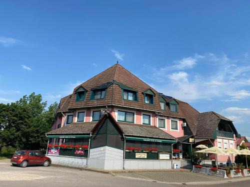 Tiszaorveny Hotel | Discover Hableány Hotel: Pet-Friendly Retreat with Hot Tub