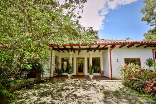 Fusagasuga Bed & Breakfast | Experience Comfort at Hacienda Coloma with Breakfast & More
