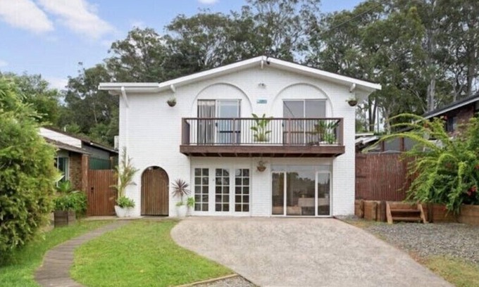 Wyongah House | HACIENDITA: Spacious and stylish home with huge entertaining backyard