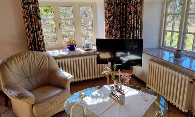 Osterende Apartment | Pet-Friendly Hackerhof with Ocean View and Breakfast