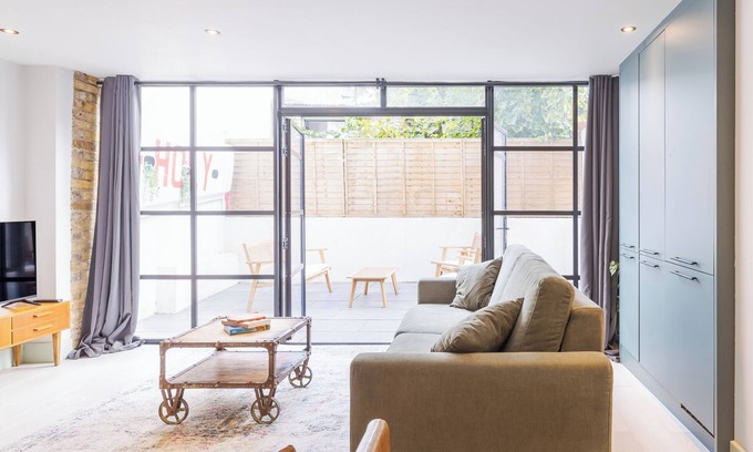 Clissold Apartment | Relaxing Hackney Garden Flat with Spa and Hot Tub