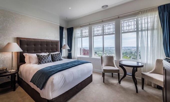 Cashmere Hotel | Elegant Hackthorne Gardens: Top-Rated Getaway with Amenities