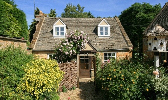 Aston Magna Cottage | Pet-Friendly Hadcroft Cottage with Cozy Open Fire