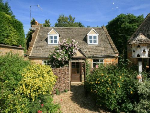 Aston Magna House | Experience Hadcroft Cottage: 5-Star Stay with Pet-Friendly Perks