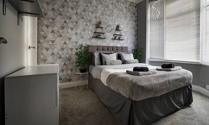 Middlesbrough House | Explore Haddon House: Ideal for Workstays with Kitchen