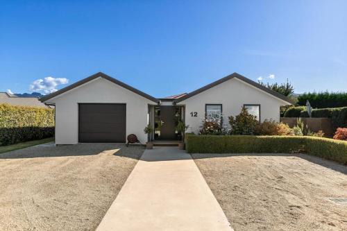 Lake Hayes House | Discover Haddows Escape: Family-Friendly 4-Star Retreat