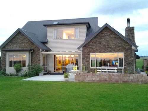 Timaru Bed & Breakfast | Cozy Hadlow Sunrise Retreat: Breakfast & Family Friendly