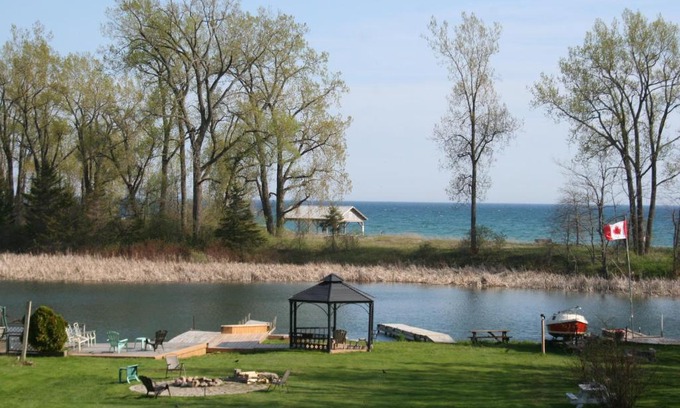 Wellington Bed & Breakfast | Escape to Hadovka Lakeside Inn with Stunning Ocean Views