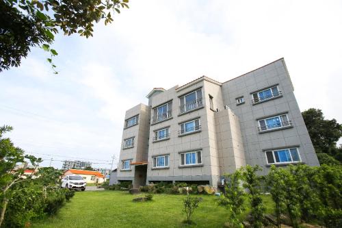 Seongsan House | Welcoming Haeneoul: Family-Friendly with Breakfast Included