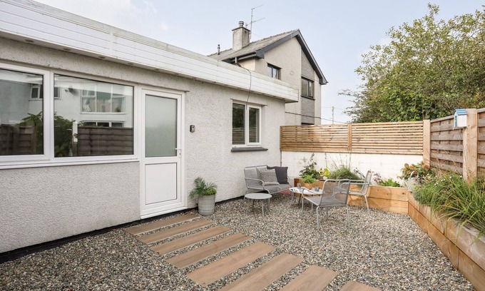 Llanbedrog Cottage | HAFAN BACH: Pet-Friendly Holiday Cottage with Ocean Views