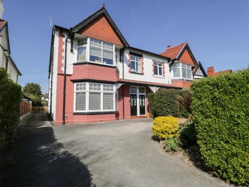 Rhos on Sea Apartment | Discover Hafan Y Mor: Family-Friendly 4-Star Retreat