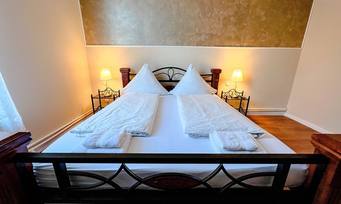 Bremerhaven Apartment | Inviting Hafen12: Family-Friendly Stay with Breakfast & Kitchen