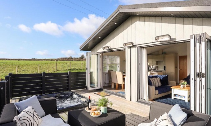 Mynytho House | Hafod 3: Pet-Friendly Retreat with Pool & Family Amenities