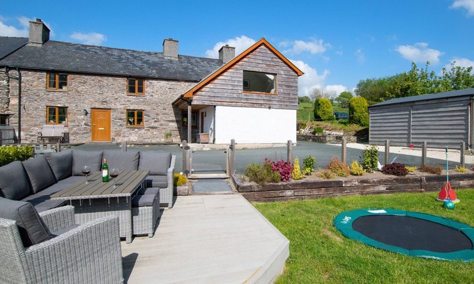 Cemmaes House | Family-Friendly Hafod Gau: Three Bedroom House for 5