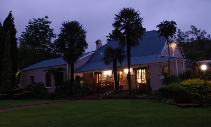 Newcastle Bed & Breakfast | Inviting Haggards Bed and Breakfast with Pool & Dining