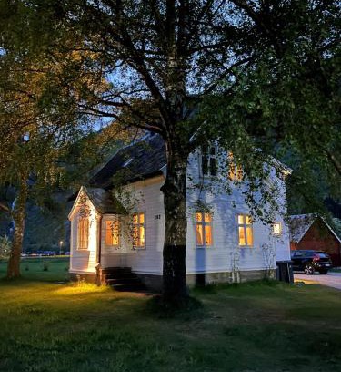 Lærdalsøyri House | Hagusane Feriehus: Guest Rated 9.8 & Pet-Friendly Retreat