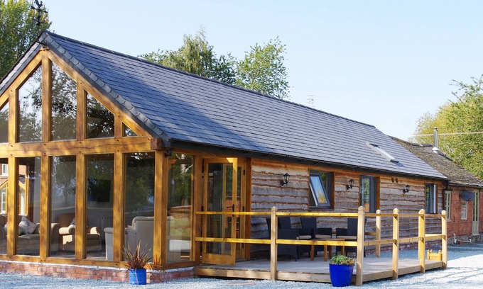 Crew Green Cottage | Pet-Friendly HAIMWOOD BYETAKE with Inviting Garden