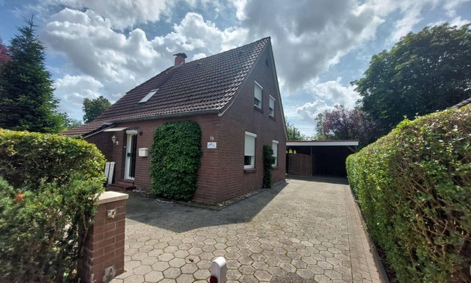 Emden House | Hajna - Jenny's Ferienhaus: Pet-Friendly Retreat with Ocean Views