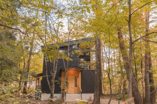 Hokujo Ski Chalet | Elegant Hakuba Arboretum Chalet in Serene Forest Retreat