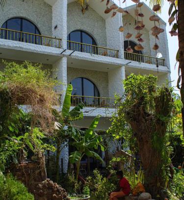 Pottuvil Division 2 House | Pet-Friendly Escape at Hakuna Matata Arugambay with Ocean Views