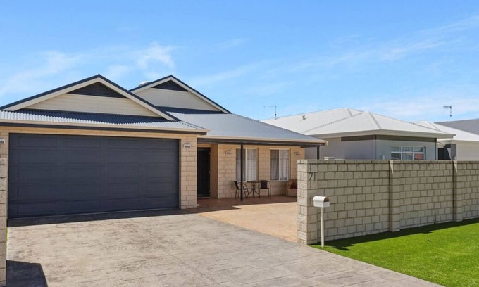 South Yunderup House | Inviting 3BR Holiday Home with Private Jetty and Pool