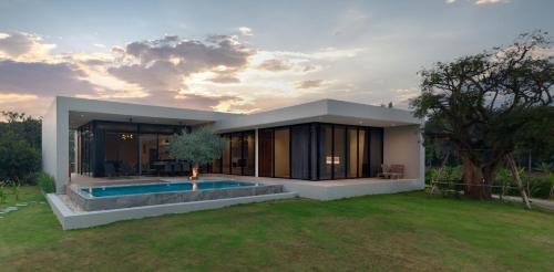 Rong Kwang Villa | Oceanfront Family Retreat at Hakuna Matata Villas Phrae