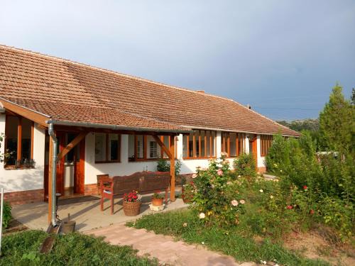 Nagykoru Apartment | Welcoming Halászmester Vendégház: Family & Pet Friendly Stays