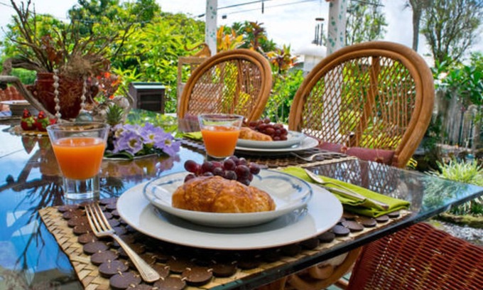 Hilo House | Delight in Hale Kawehi Guesthouse with Breakfast & Dining
