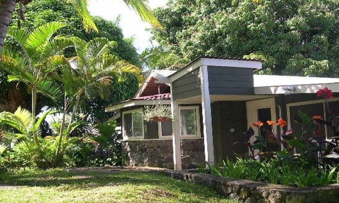 Honaunau-Napoopoo Cottage | Oceanfront Hale Koa Studio in Captain Cook with Breakfast