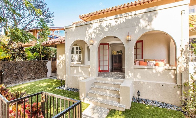 Diamond Head - Kapahulu - St. Louis House | Beachfront Hale Mahie: Historic Home with Ocean Views