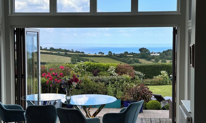 Torquay City Centre House | Discover Halekulani Devon: Guest Rated 10/10 with Pool & Spa