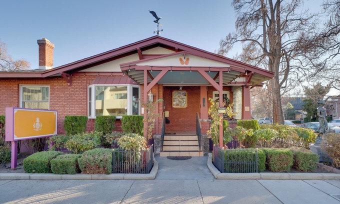 Downtown Reno Cottage | Half-mi to River Walk: 'rose Cottage' in Truckee!