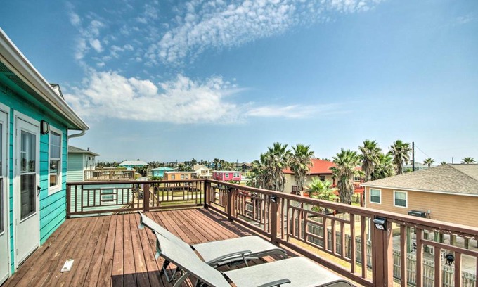 Surfside Beach House | Cozy Surfside Beach Retreat Steps from the Oceanfront