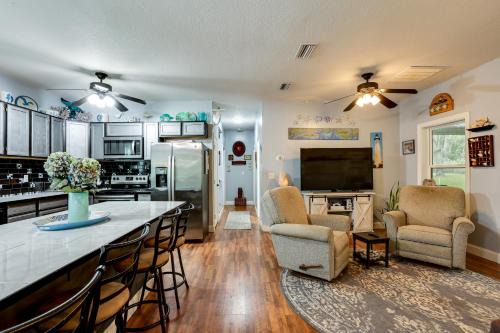 Valona House | half Mi to Sapelo River Family Home with Large Yard