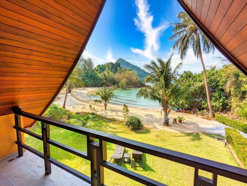 Klong Son Villa | Beachfront Bliss at Half Moon Beach Villa Koh Chang