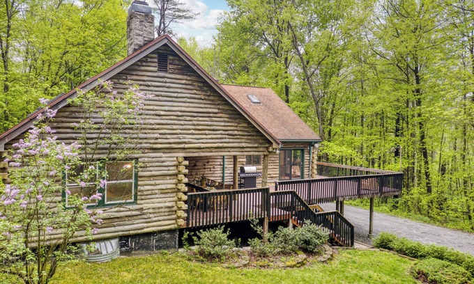 Great Barrington Cabin | Half Moon by Avantstay 4BR Cabin w/Large Deck & Yard w/Patio & Outdoor Dining