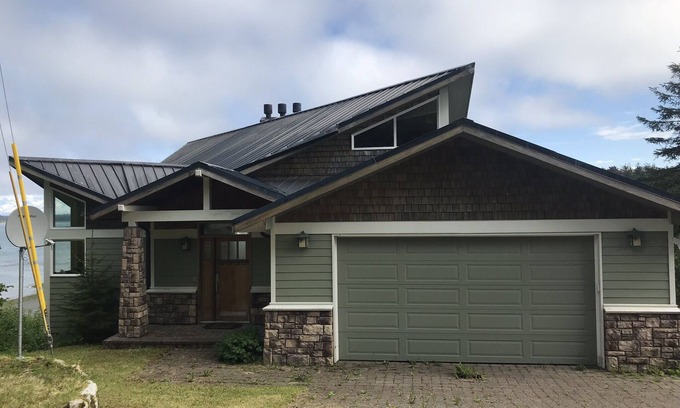 Yakutat House | Waterfront Halibut Hideaway: Family-Friendly with Breakfast