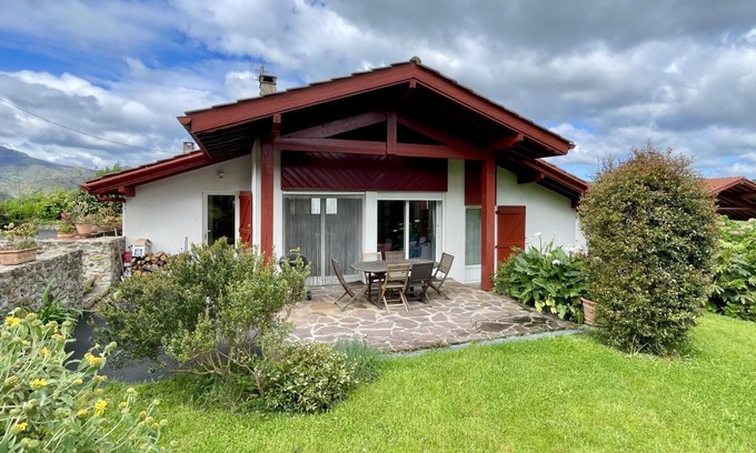 Itxassou House | Cozy Halkeya Gîte in Itxassou with Family-Friendly Kitchen