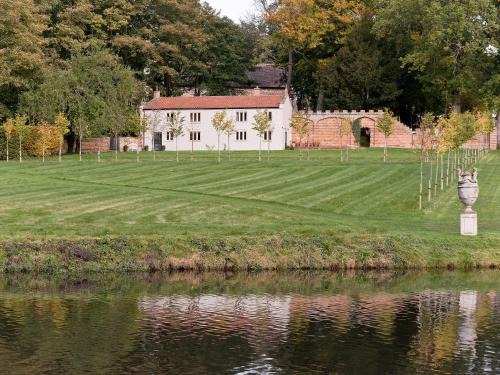 Brampton House | Elegant Hall Cottage: 5-Star Stay with Child-Friendly Amenities