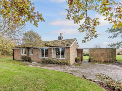 Ashbourne House | Pet-Friendly Hall Farm Bungalow for Memorable Family Stays