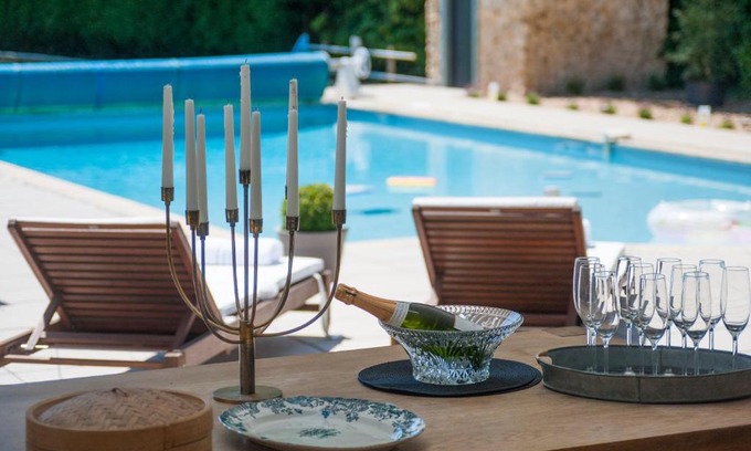 Boughton Villa | Hall Farmhouse: Pet-Friendly Retreat with Pool & Fire Pit