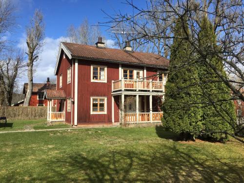 Lekhyttan Bed & Breakfast | Pet-Friendly Hallagårdens B&B with Kitchen Amenities