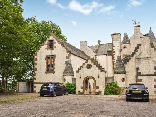 Inverbervie House | Family-Friendly Hallgreen: Pet Welcoming Retreat Awaits