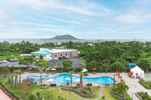 Hallim Resort | Discover Hallim Resort: Family-Friendly with Pool Access