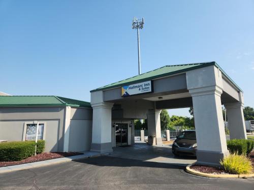 West Memphis Hotel | Family-Friendly Hallmarc Inn & Suites with Pool Access