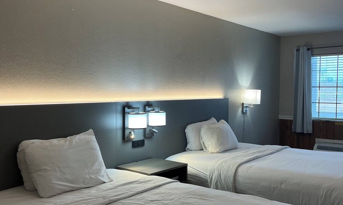 West Memphis Hotel | Budget-Friendly Hallmarc Inn & Suites with Pool and Breakfast