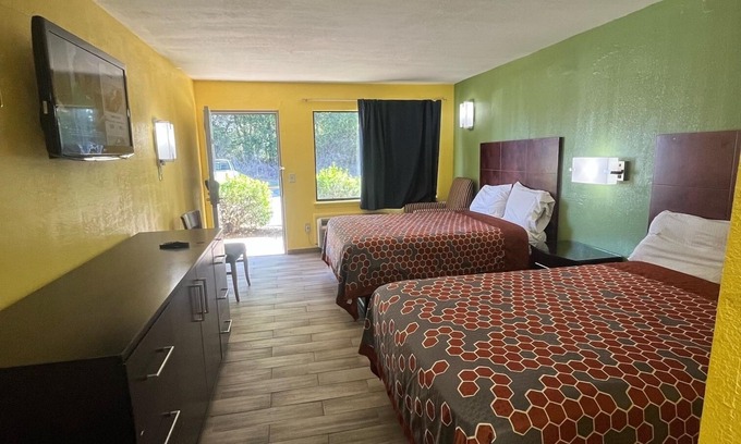 New Albany Hotel | Pet-Friendly Hallmarc Inn with Pool and Breakfast Included
