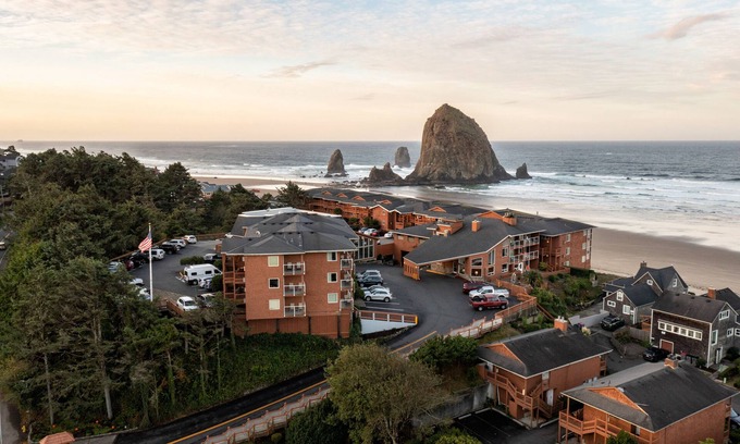 Downtown Cannon Beach Hotel | Explore Hallmark Resort - Cannon Beach with Pool & Spa