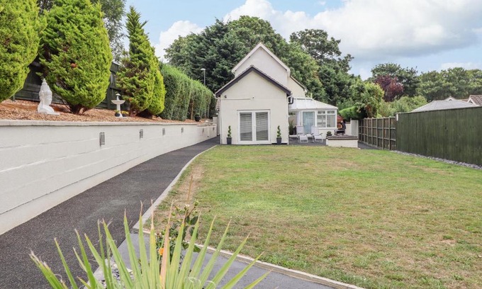 Skegness House | Pet-Friendly Hallstead with Pool and Family Amenities