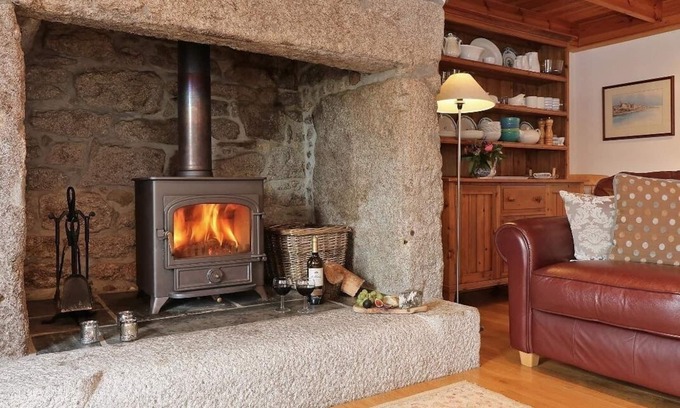 Penryn Cottage | HALVOSSO: Pet-Friendly Retreat with Cozy Open Fire